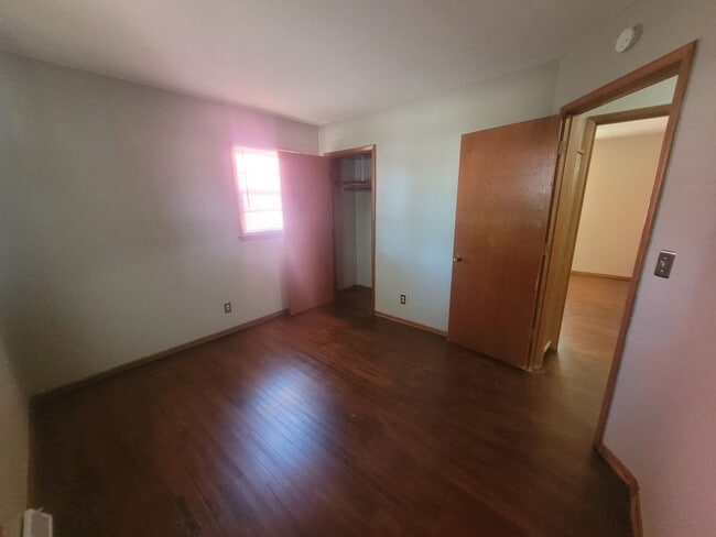 Building Photo - 3 Bedroom, 1.5 Bathroom home with detached...