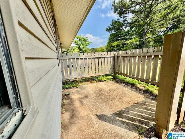 Building Photo - 1700 Greenbrier Dear Rd