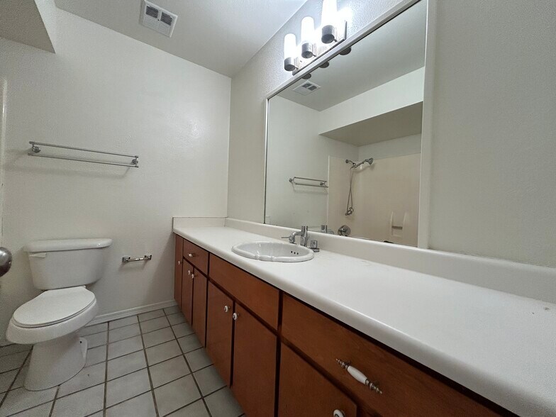 Building Photo - 7222 W Rose Ln