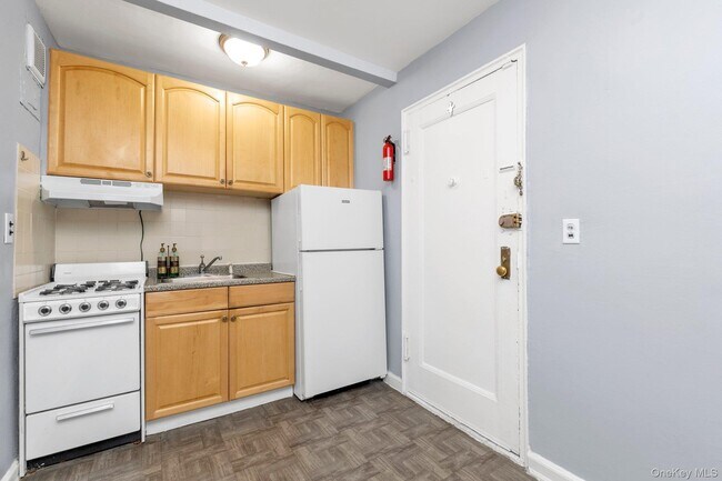 Building Photo - 84-19 51st Ave