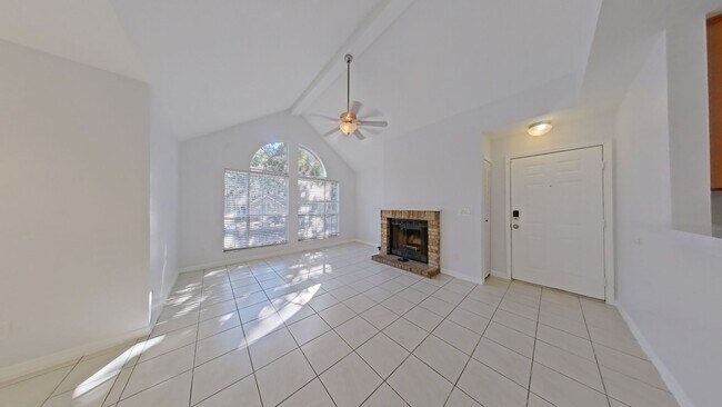 Building Photo - Spacious 3BR/2BA Condo in Altamonte Spring...