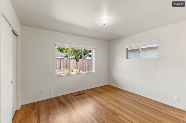 Building Photo - Light and Bright 3 Bedroom/ 2 Bath Home on...