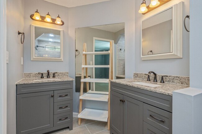 Building Photo - Completely Renovated Home in Niceville!