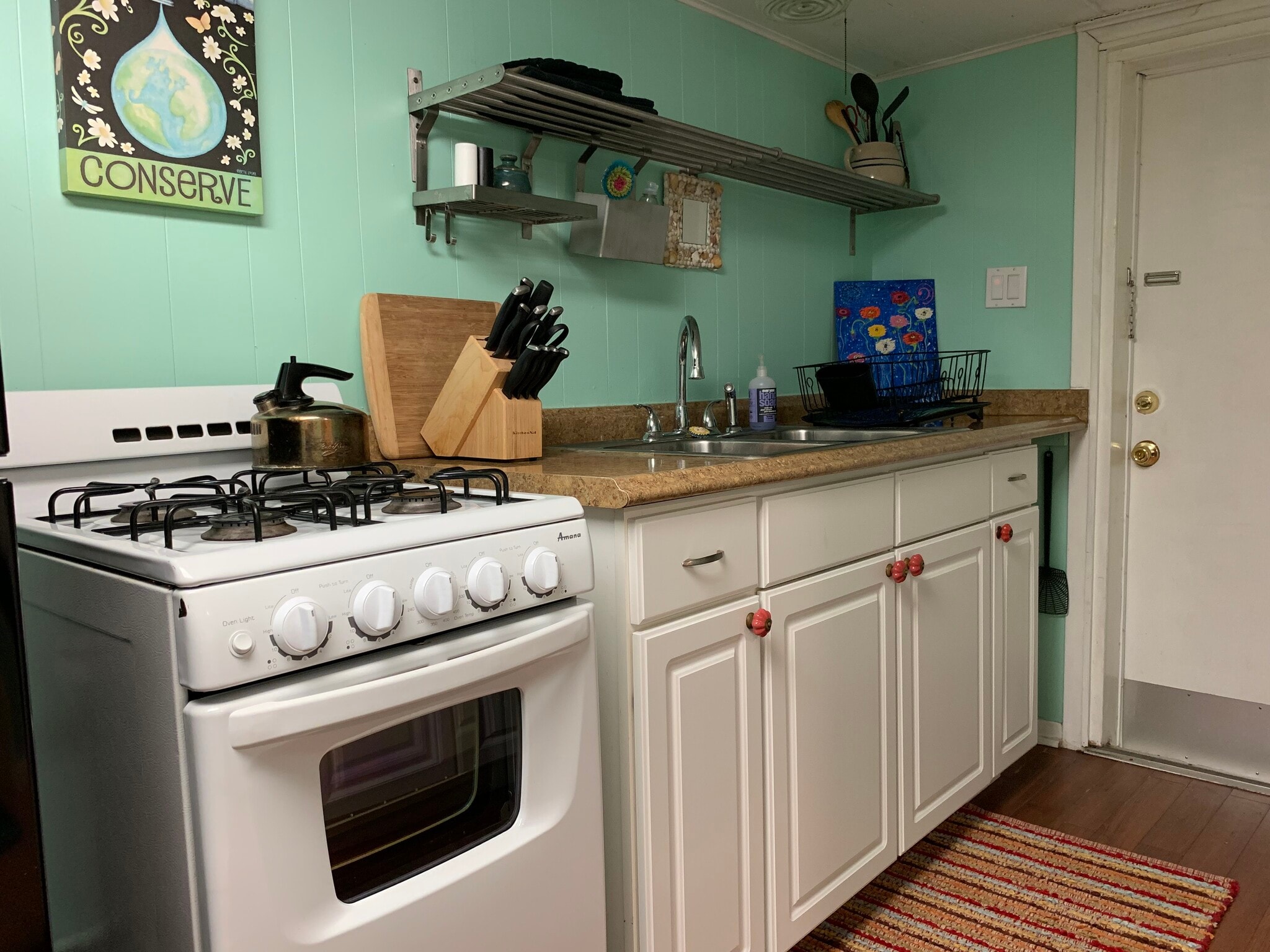 Bungalow with private front entrance. 1 bedroom x 1 bathroom. ALL BILLS INCLUDED. Washer/dryer, yard, FULLY FURNISHED. Stocked kitchen. All you have to bring is your clothes! SHORT TERM LEASE. 1-6 months. 4 short blks to the beach on Galveston Island. Just off 45th St. Galveston, Texas 77550 ALL ... - 4408 Avenue S 1/2