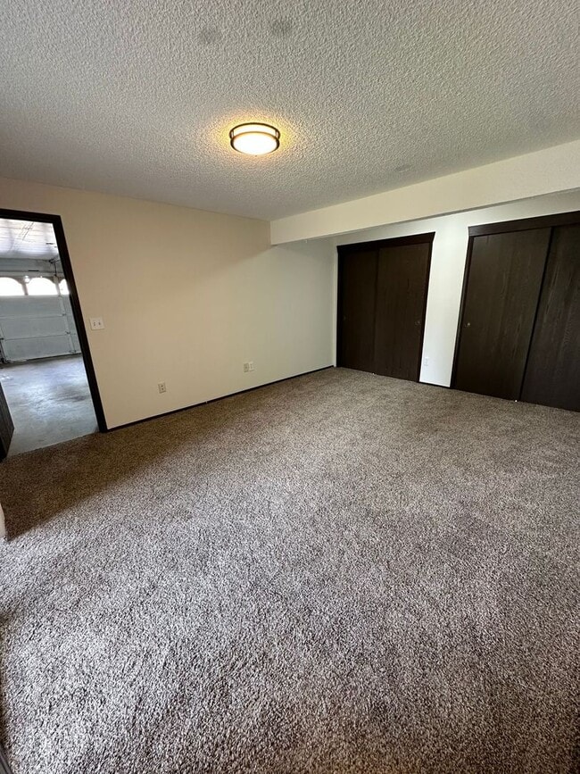 Building Photo - Beautiful well Maintained Duplex for rent