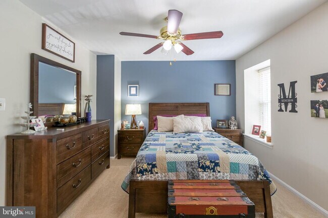Building Photo - Stylish and Spacious Townhome with Open Floor Plan and Updated Kitchen