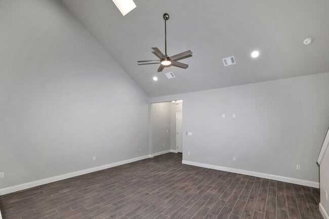 Building Photo - 7616 Woodford Ave