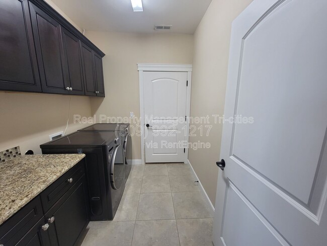 Building Photo - 2348 W 49th Ave