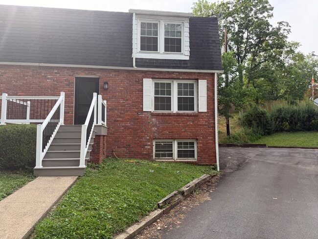 Building Photo - 204 Betty St