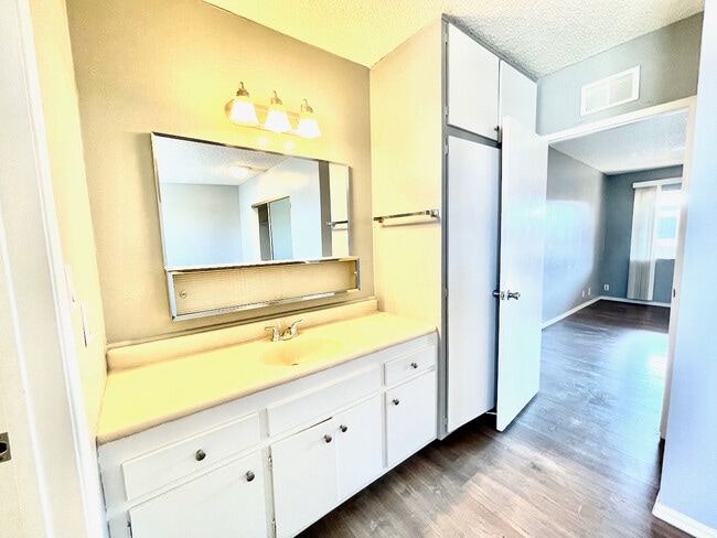 Building Photo - 2501 W Redondo Beach Blvd