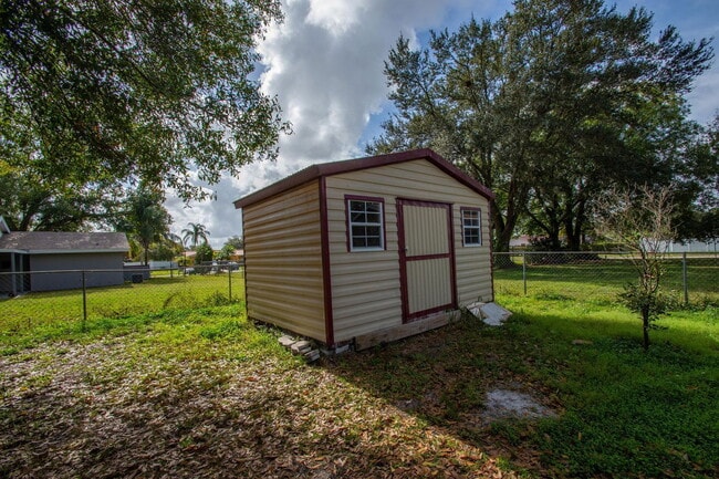 Building Photo - 704 Putt Ln