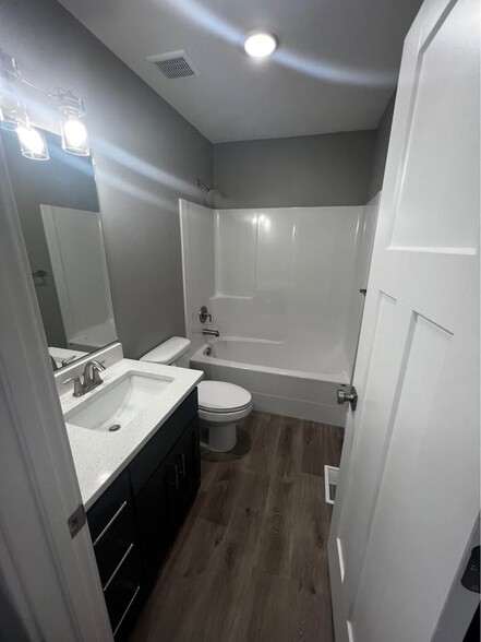 Building Photo - 10656 N 36th E