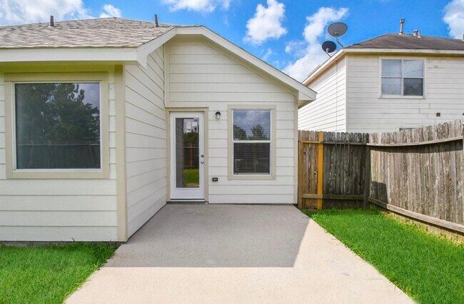 Building Photo - 24542 Lakecrest Village Dr