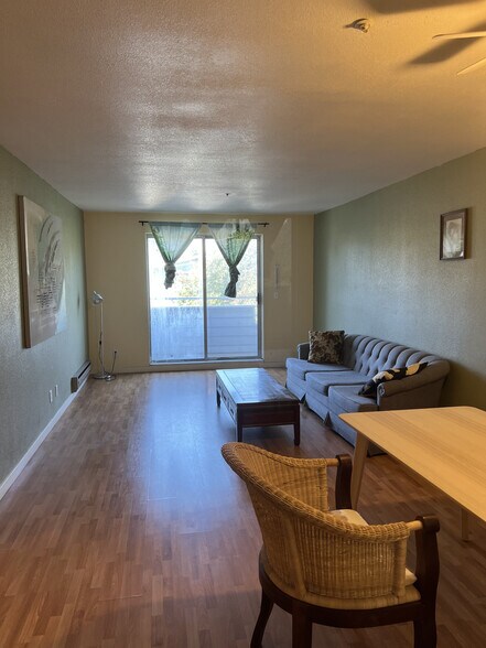 Living room - 2901 MacArthur Blvd