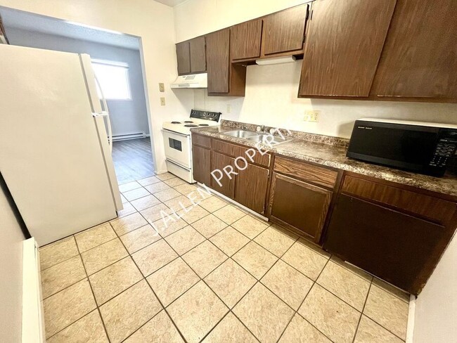 Building Photo - Spacious 2 bed