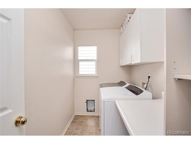 Building Photo - Beautiful single family home with 4 bed an...