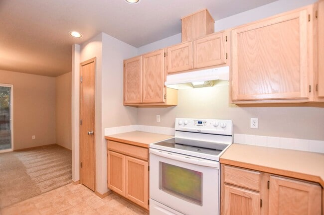 Building Photo - 2-story home on private cul-de-sac!