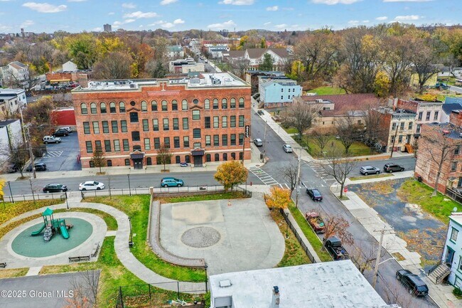 Building Photo - 69 2nd St