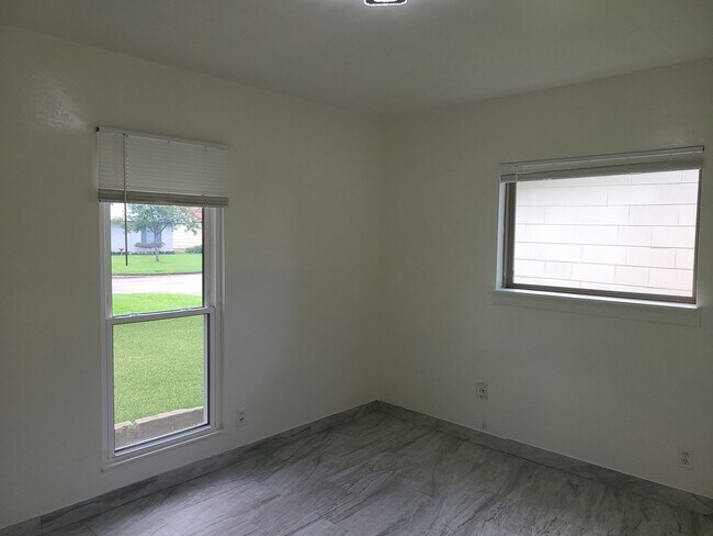 Building Photo - 4406 Desert View Dr