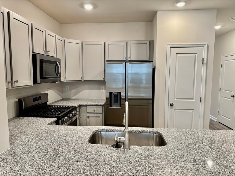 Building Photo - 6 Elliot Ln