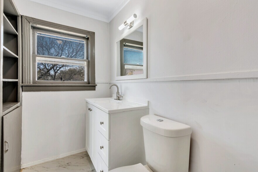 Building Photo - 305 N Robinson St