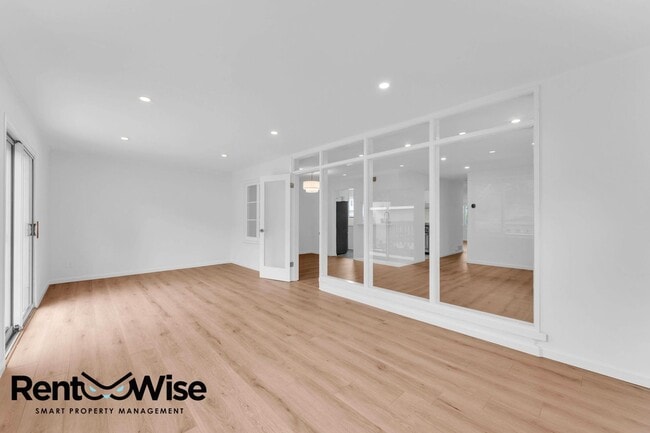 Building Photo - 110 Cuesta Dr