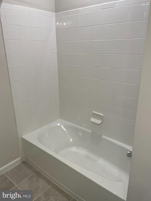 Building Photo - 23275 Milltown Knoll Square