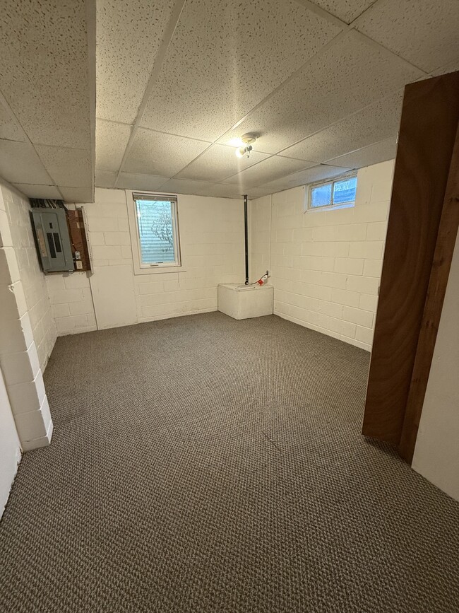 Building Photo - 3915 Southlawn Rd