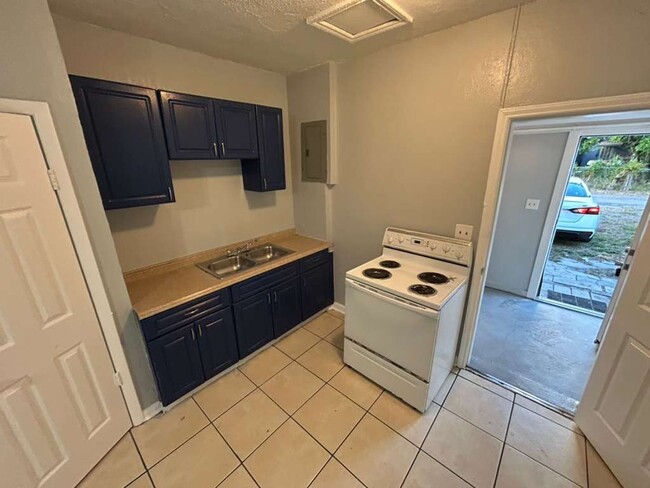 Building Photo - Cute & Cozy 1 Bedroom in Central St. Pete! Apply for FREE This Holiday Season!