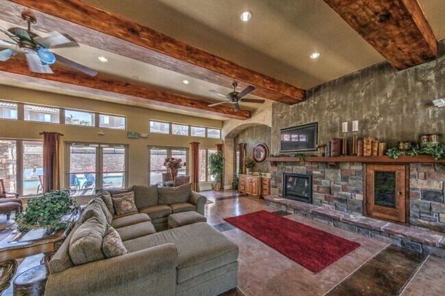 Building Photo - Beautiful townhome near little valley