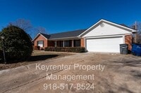 Building Photo - 4 Bedroom Home Available For Immediate Move In!!