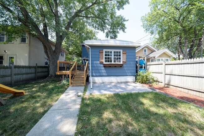 Building Photo - 2654 N Vincent Ave