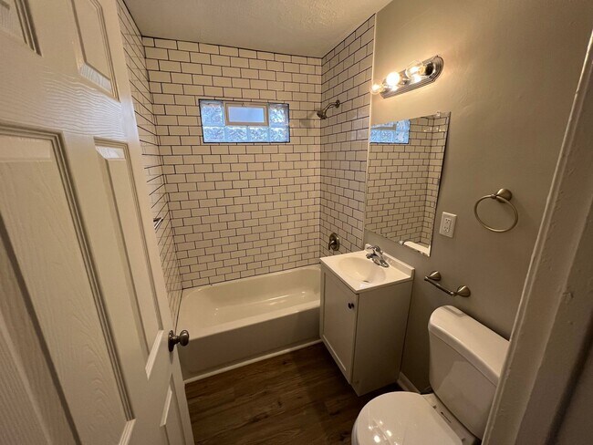 Building Photo - Remodeled 2BR Home in Central Park!