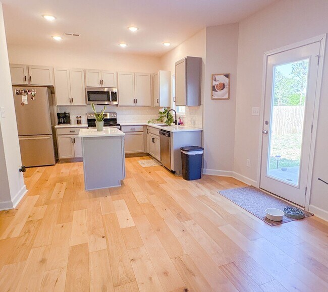 Building Photo - Coming soon! 3 Bedroom 2 Bathroom