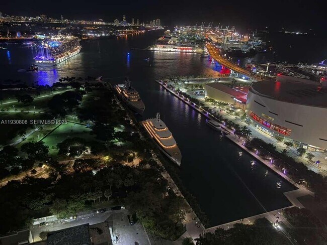 Building Photo - 900 Biscayne Blvd