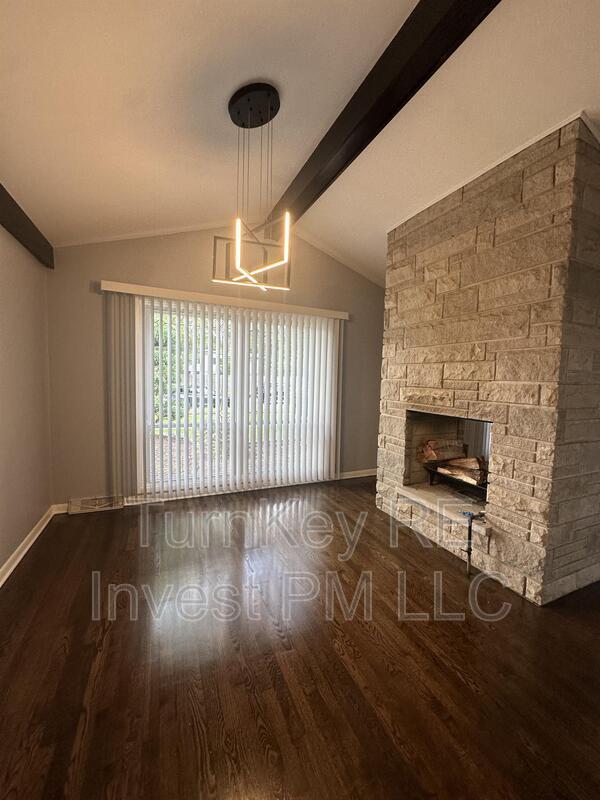 Building Photo - 923 W 187th St