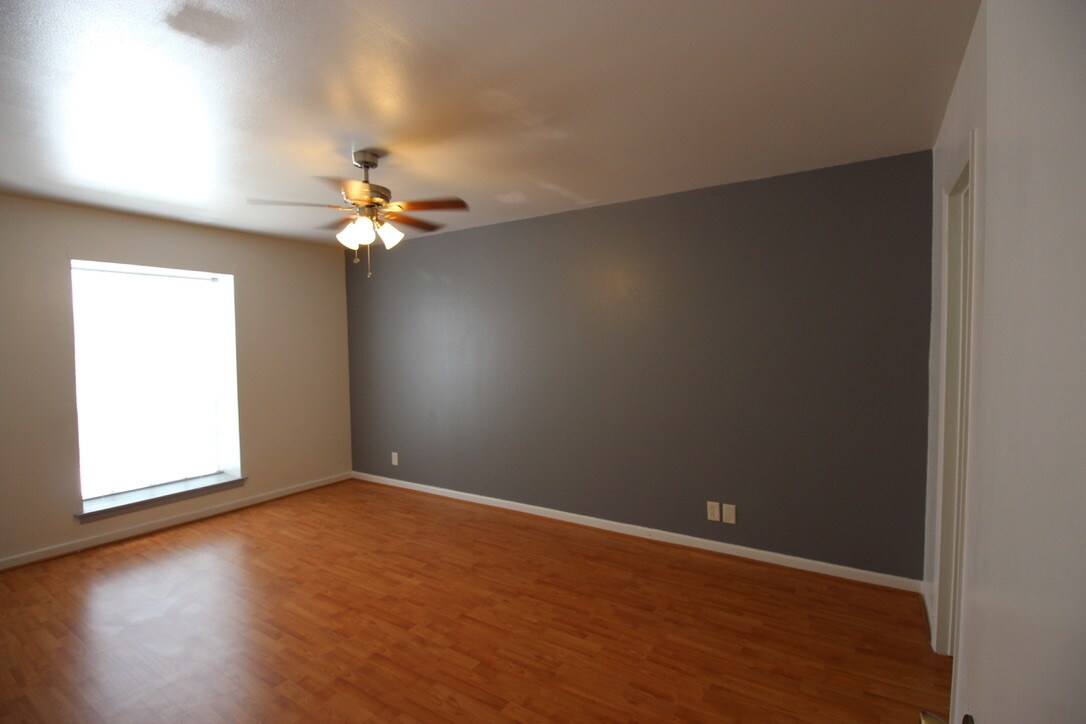 Building Photo - 8401 N New Braunfels Ave