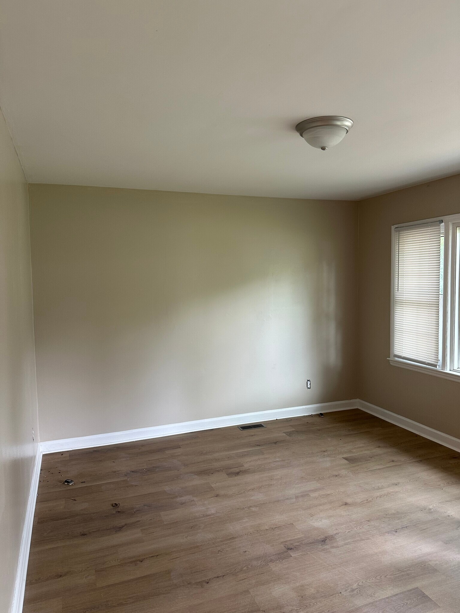 Living room - 1415 Vancouver Dr