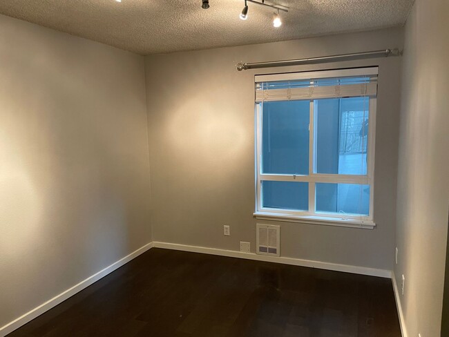 Building Photo - Spacious Madison Park Condo