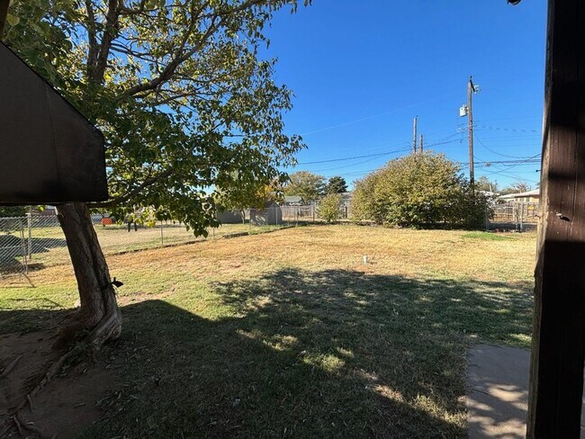 Building Photo - $100 off rent per month for 12 months + 50...