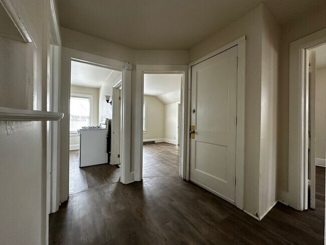 Building Photo - 808 Cherry St