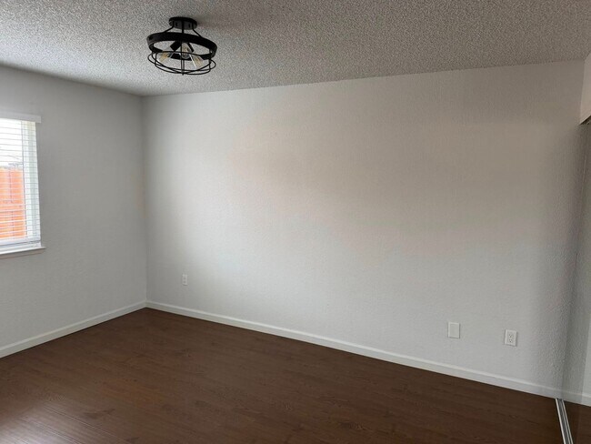 Building Photo - 5310-5312 Wallaby Way