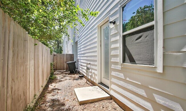 Building Photo - 836 Fisher St