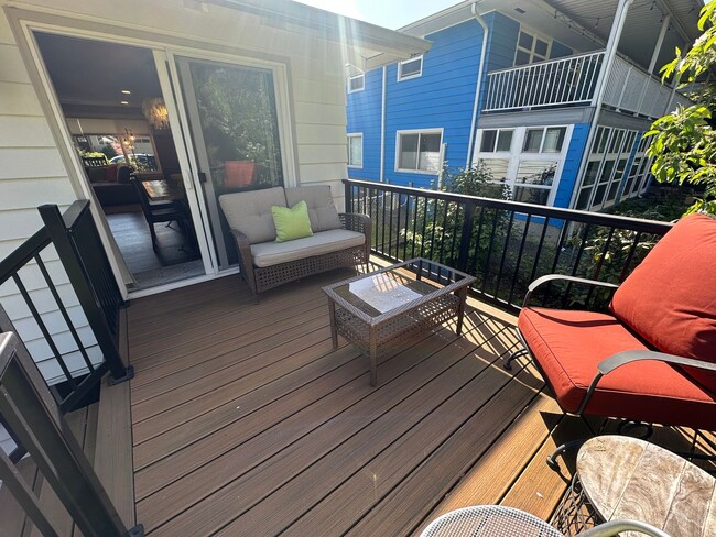 Building Photo - Luxury Furnished Rental in Milwaukie
