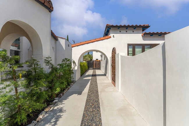 Building Photo - 1765 N Crescent Heights Blvd