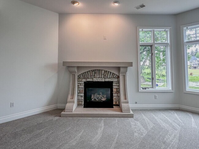 Building Photo - Lakeside Living!