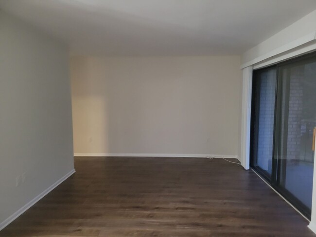 Building Photo - Charming 1 BR/1 BA Condo in Greenbelt!