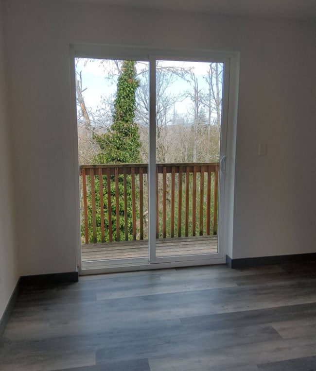 Building Photo - 1611 Lakeway Dr