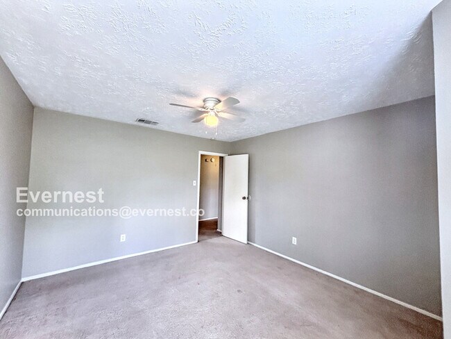 Building Photo - Stunning 3 Bed, 2.5 Bath Home with Modern ...