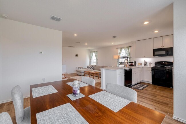 Building Photo - 2700 Schwartz Ln